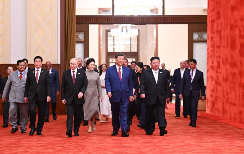 Rais Xi Jinping wa China na mkewe Peng Liyuan wakiingia kwenye ukumbi wa karamu pamoja na viongozi wa nchi za nje na wenzi wao  walioalikwa kwenye tafrija ya kumbukumbu ya miaka 80 tangu kupatikana ushindi katika Vita vya Watu wa China vya Kupambana na Uvamizi wa Japan  na Vita vya Dunia vya Kupinga Ufashisti kwenye Jumba la Mikutano ya Umma  la Beijing, Septemba 3, 2025. (Xinhua/Xie Huanchi)