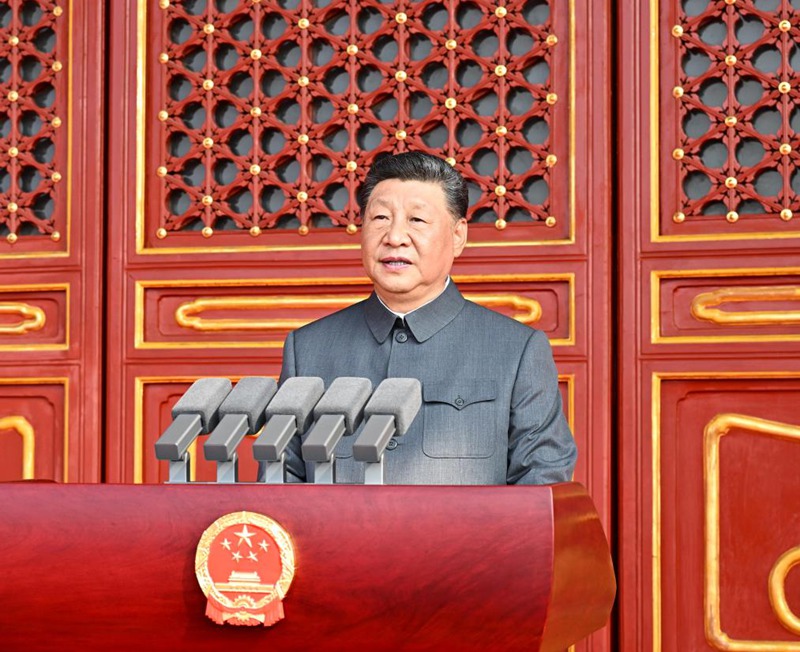 Rais Xi Jinping wa China, ambaye pia ni katibu mkuu wa Kamati Kuu ya Chama cha Kikomunisti cha China (CPC) na mwenyekiti wa Kamati  Kuu ya Kijeshi ya China (CMC), akitoa hotuba muhimu kwenye mkutano wa kukumbuka miaka 80 tangu kupatikana ushindi katika Vita vya Watu wa China vya Kupambana  na Uvamizi wa Japan na Vita vya Dunia vya Kupinga Ufashisti mjini Beijing, Septemba 3, 2025. (Xinhua/Yan Yan)