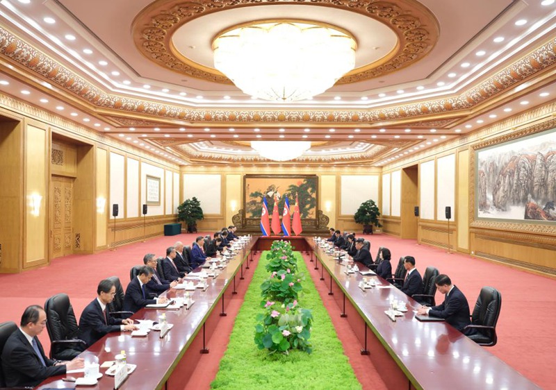 Xi Jinping, Rais wa China ambaye pia ni Katibu Mkuu wa Kamati Kuu ya Chama cha Kikomunisti cha China (CPC), akifanya mazungumzo na Kim Jong Un, Katibu Mkuu wa Chama cha Labor cha DPRK , ambaye pia ni mwenyekiti wa mambo ya kitaifa wa nchi hiyo,  katika Jumba la Mikutano ya Umma la Beijing Septemba 4, 2025. (Xinhua/Ding Lin)