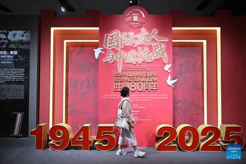 Mwandishi wa habari akitembelea maonyesho ya "Marafiki wa Kimataifa na Vita vya Mapambano vya China" wakati wa utazamaji wa mapema wa waandishi wa habari kwenye Jumba la Makumbusho la Taifa la China mjini Beijing, mji mkuu wa China, Septemba 7, 2025. (Xinhua/Jin Liangkuai) 