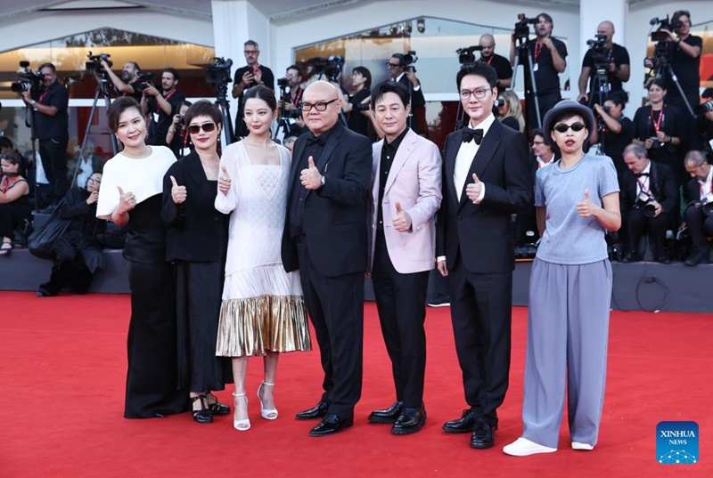 Kundi kuu la filamu "The Sun Rises on Us All" wakipiga picha kabla ya hafla ya utoaji tuzo ya Tamasha la 82 la Kimataifa la Filamu la Venice mjini Venice, Italia, Septemba 6, 2025. (Xinhua/Li Jing)