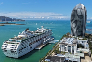 Meli ya kitalii "Star Voyager" yafanya safari ya kwanza katika Kisiwa cha Sanya, China