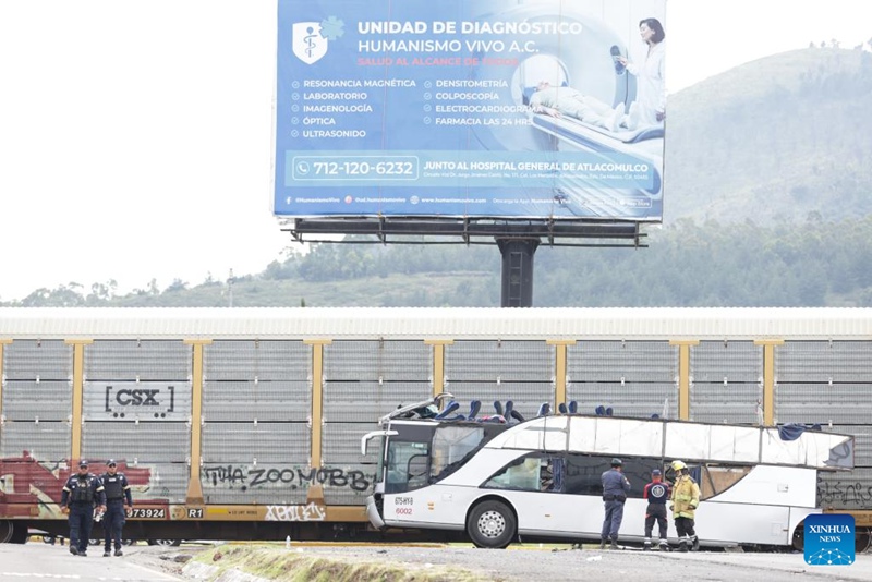 Wafanyakazi wa uokoaji wakifanya kazi kwenye eneo la ajali katika  mji wa Atlacomulco wa Jimbo la Mexico nchini Mexico, Septemba 8, 2025. (Picha na Francisco Canedo/Xinhua)