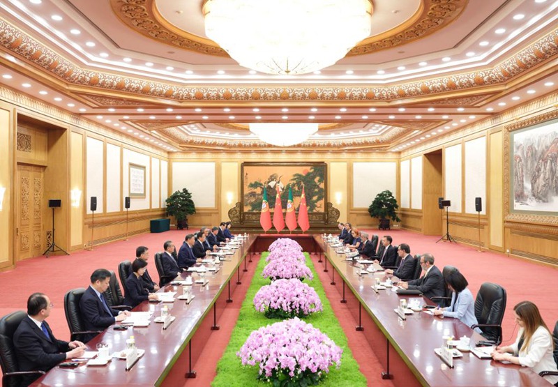 Rais wa China Xi Jinping akikutana na Waziri Mkuu wa Ureno Luis Montenegro kwenye Jumba la Mikutano ya Umma  la Beijing, Septemba 9, 2025. (Xinhua/Ding Lin)