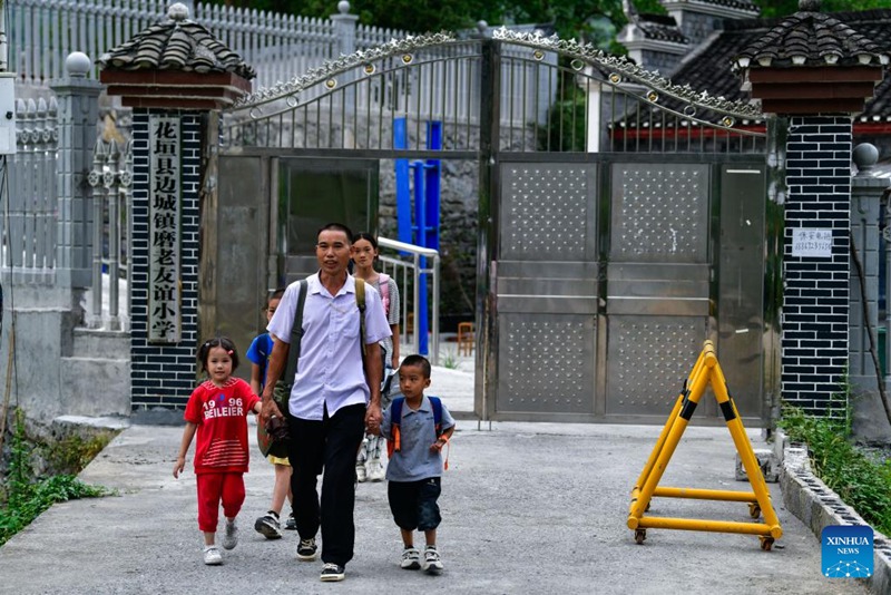 Mwalimu wa kijijini alinda usafiri wa watoto wa kuvuka mkoa kwenda shuleni kwenye mpaka wa mikoa ya Hunan na Guizhou, China