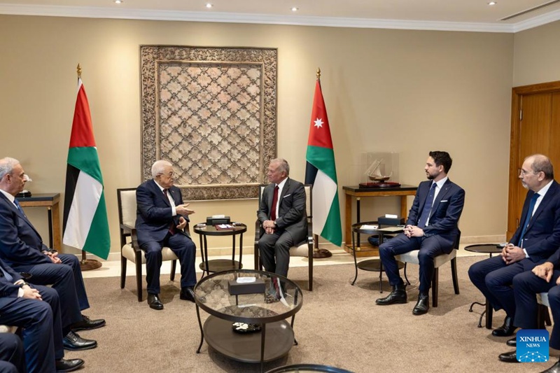 Mfalme Abdullah II wa Jordan (katikati) akikutana na Rais Mahmoud Abbas wa Palestina (wa pili kushoto) aliyeko ziarani mjini Amman, Jordan, Septemba 10, 2025. (Kasri la Kifalme la Hashemite/kupitia Xinhua)