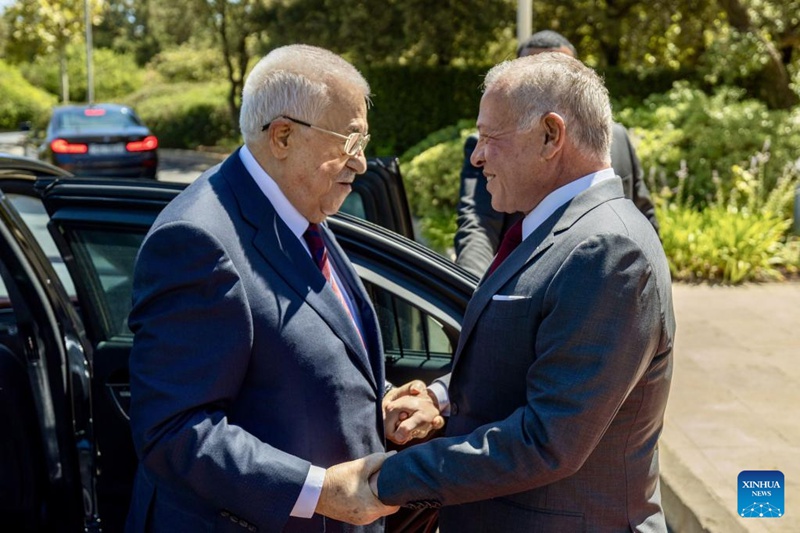 Mfalme Abdullah II wa Jordan (kulia) akishikana mikono na Rais Mahmoud Abbas wa Palestina aliyeko ziarani mjini Amman, Jordan, Septemba 10, 2025. (Kasri la Kifalme la Hashemite/kupitia Xinhua)