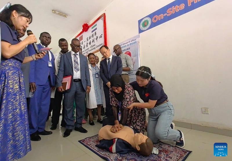 Daktari wa timu ya 26 ya madaktari wa China nchini Sierra Leone akiwaelekeza wanagenzi wenyeji katika mafunzo ya ufufuaji wa moyo na mapafu (CPR) mjini Freetown, Sierra Leone, Septemba 10, 2025. (Picha inatoka timu ya 26 ya madaktari wa China nchini Sierra Leone/kupitia Xinhua)