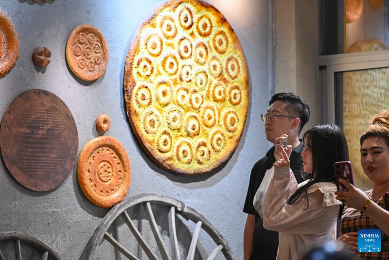 Mbinu za kijadi za kutengeneza mkate wa naan zarithiwa na kuendelezwa Xinjiang, China