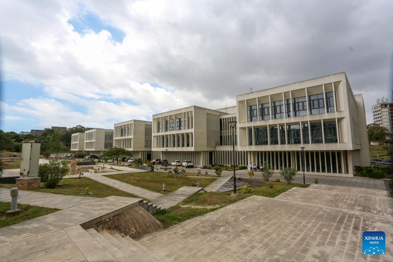 Picha iliyopigwa Septemba 9, 2025 ikionesha maktaba iliyojengwa na Wachina katika Chuo Kikuu cha Dar es Salaam, Tanzania. (Xinhua/Emmanuel Herman)
