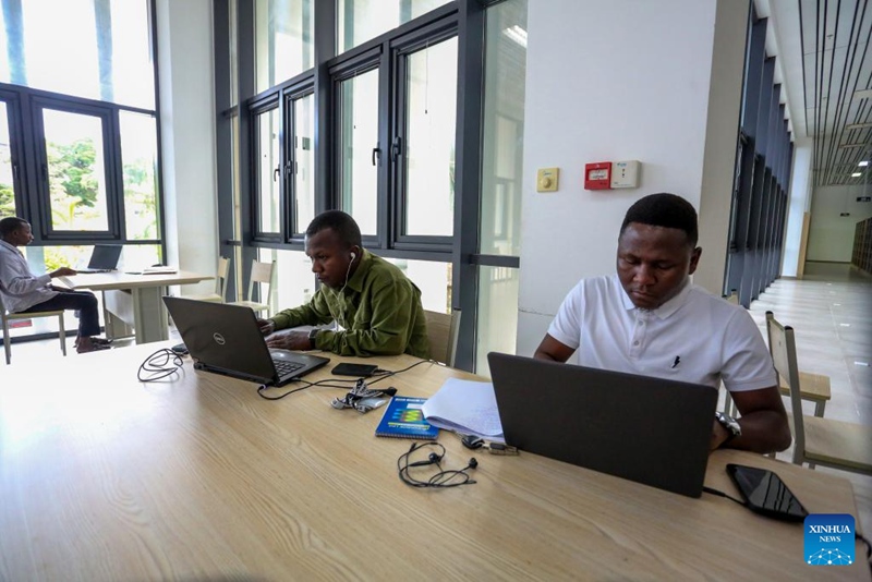 Wanafunzi wakiwa kwenye maktaba iliyojengwa na Wachina katika Chuo kikuu cha Dar es Salaam, Tanzania, Septemba 9, 2025. (Xinhua/Emmanuel Herman)