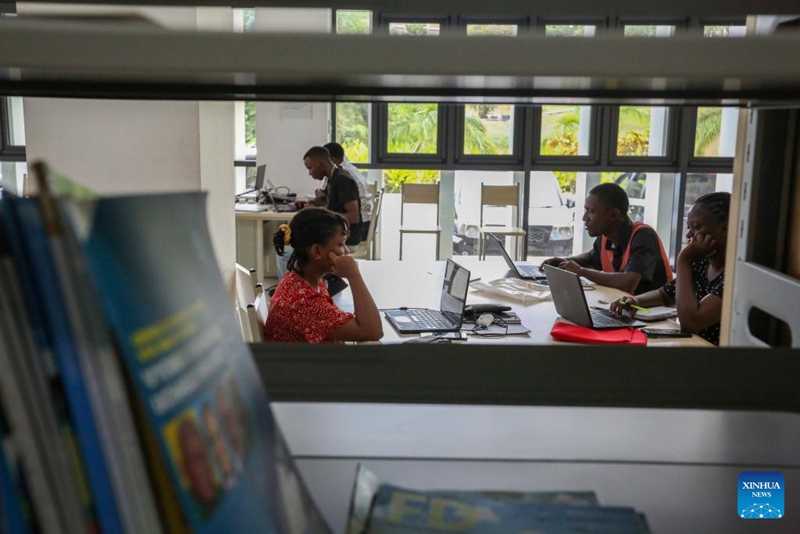 Wanafunzi wakiwa kwenye maktaba iliyojengwa na Wachina katika Chuo kikuu cha Dar es Salaam, Tanzania, Septemba 9, 2025.