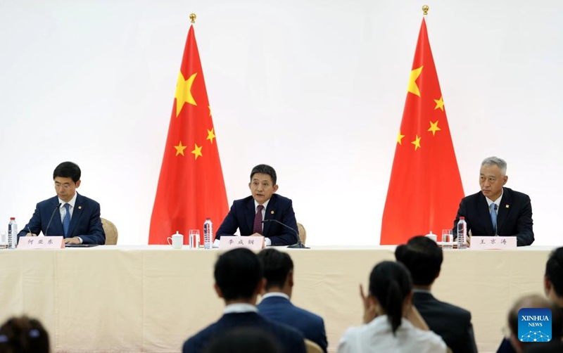 Li Chenggang (katikati), mjumbe wa biashara ya kimataifa wa China wa Wizara ya Biashara ambaye pia ni naibu waziri wa biashara, pamoja na Wang Jingtao (kulia), naibu mkurugenzi wa Ofisi ya Usimamizi wa Mtandao wa Intaneti ya China, wakishiriki kwenye mkutano na waandishi wa habari ulioendeshwa na msemaji wa Wizara ya Biashara He Yadong huko Madrid, Hispania, Septemba 15, 2025. (Xinhua/Xing Guangli)