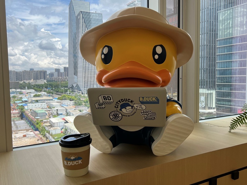 Mdoli wa B. Duck ukiwa kwenye ofisi ya Kampuni ya B.Duck Qianhai, Shenzhen, China (Picha/People’s Daily Online)