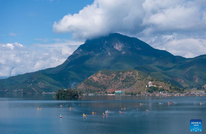 Shughuli ya kwanza ya Siku ya Kuzunguka Mlima na Ziwa yafanyika kwenye Ziwa Lugu mkoani Sichuan, China