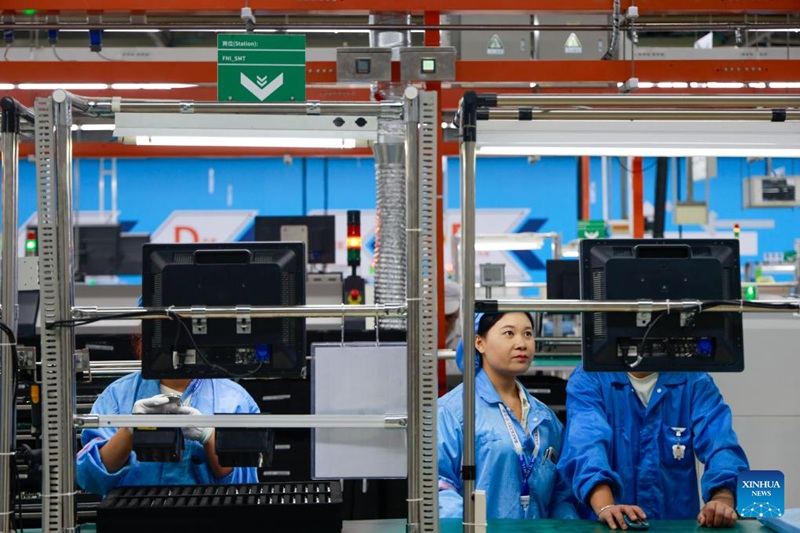 Wafanyakazi wakifanya kazi kwenye karakana ya kampuni ya elektroniki katika eneo la teknolojia mpya ya hali ya juu la Wuxi, Mkoa wa Jiangsu wa Mashariki mwa China Septemba 15, 2025. (Xinhua/Liu Jiaqi)