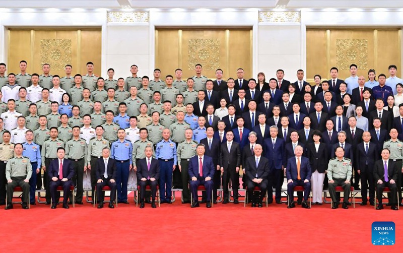 Rais wa China Xi Jinping, ambaye pia ni Katibu Mkuu wa Kamati Kuu ya Chama cha Kikomunisti cha China (CPC) na mwenyekiti wa Kamati Kuu ya Kijeshi ya China, akikutana na wajumbe wa sekta mbalimbali  walioshiriki kwenye maandalizi ya maadhimisho ya miaka 80 ya ushindi wa Vita vya Watu wa China vya Kupambana na Uvamizi wa Japan na Vita vya Dunia vya Kupinga Ufashisti kwenye Jumba kuu la Mikutano ya Umma la Beijing, China, Septemba 17, 2025. (Xinhua/Zhai Jianlan)