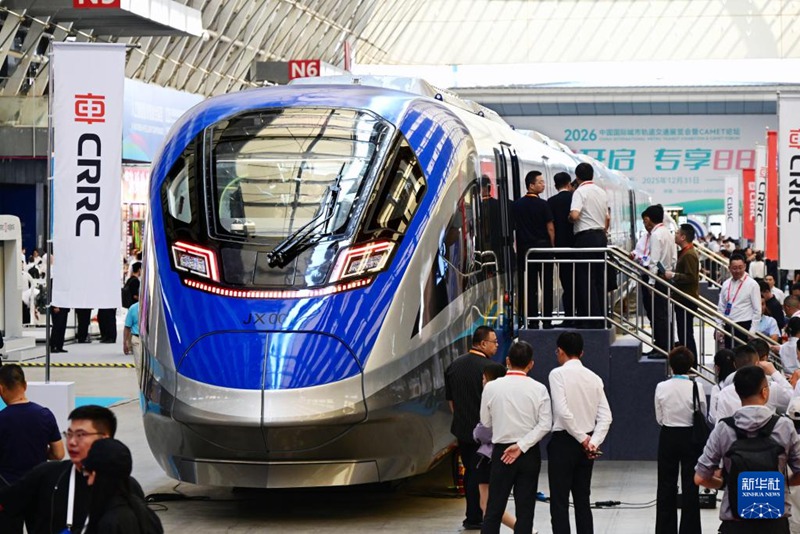 Watembeleaji maonyesho wakitazama treni ya teknolojia za kisasa yenye viwango vya China ya kutoa huduma kati ya miji kwenye Banda la Shirika la Reli la China katika Maonyesho ya Miji Duniani mjini Qingdao, China Septemba 18, 2025. (Xinhua/Li Ziheng)