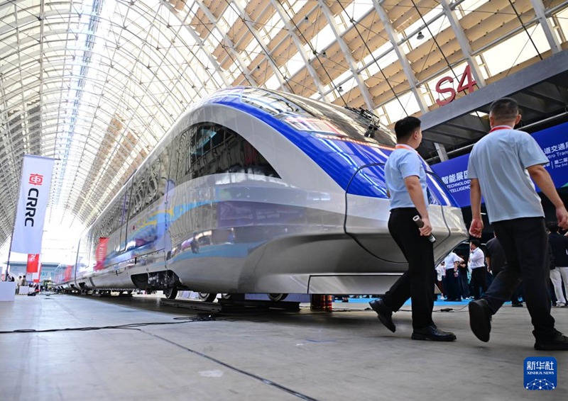 Treni ya teknolojia za kisasa yenye viwango vya China ya kutoa huduma kati ya miji yaoneshwa kwa mara ya kwanza Qingdao, China