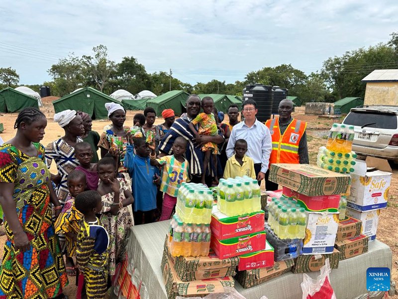 Wakazi walioathiriwa na mgogoro wakichukua msaada wa mahitaji uliotolewa na jumuiya za Wachina nchini Ghana katika Mkoa wa Savannah, Ghana, Septemba 16, 2025. (Kundi la Kampuni za Greenhouse International Development nchini Ghana/kupitia Xinhua)