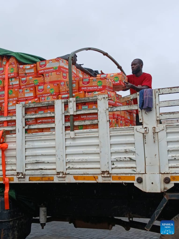 Mfanyakazi akipakia msaada wa mahitaji uliotolewa na jumuiya za Wachina nchini Ghana mjini Accra, Ghana, Septemba 17, 2025. (Kundi la Kampuni za Greenhouse International Development nchini Ghana/kupitia Xinhua)