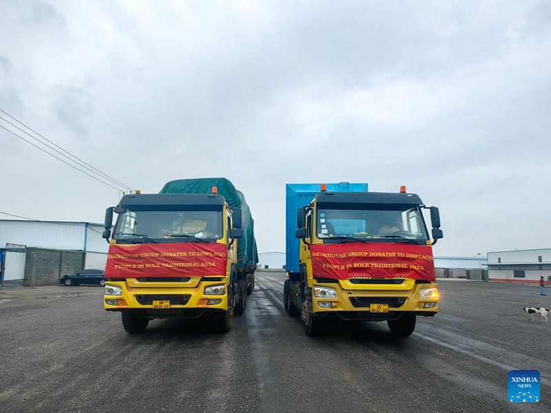 Picha hii iliyopigwa Septemba 13, 2025 ikionyesha malori mawili yaliyopakiwa msaada wa mahitaji uliotolewa na jumuiya za Wachina nchini Ghana mjini Accra, Ghana. (Kundi la Kampuni za Greenhouse International Development nchini Ghana/kupitia Xinhua)