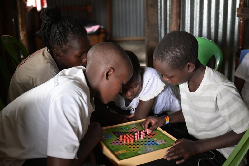 Kwenye nyanda za Maasai Mara nchini Kenya, Wachina wawili wajengea mabinti 29 maskani yenye matumaini