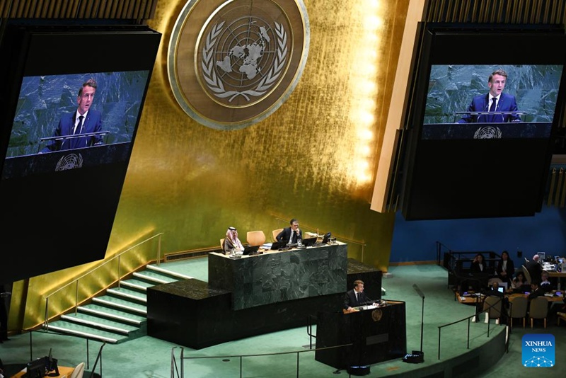 Rais Emmanuel Macron wa Ufaransa akizungumza kwenye Mkutano wa Kimataifa wa Ngazi ya Juu kuhusu Utatuzi wa Amani wa Suala la Palestina na Utekelezaji wa Suluhisho la Nchi Mbili kwenye makao makuu ya Umoja wa Mataifa mjini New York, Septemba 22, 2025. (Xinhua/Li Rui)