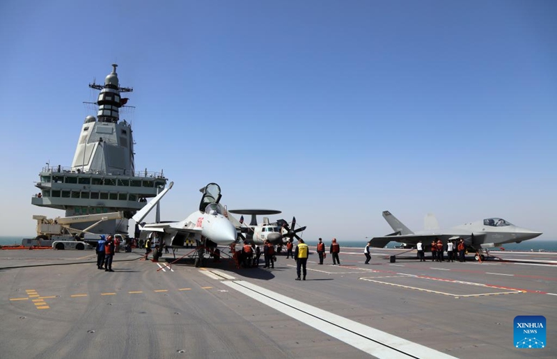 Picha hii ya kumbukumbu ikionyesha ndege za kwenye manowari aina ya J-15T, J-35 na KongJing-600 zikiwa kwenye sitaha ya Manowari ya China ya Fujian. (Picha na Li Tang/Xinhua)