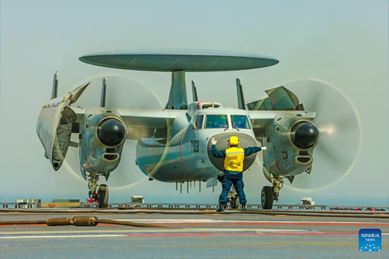 Aina tatu za ndege za kivita zakamilisha kupaa na kutua kwenye Manowari ya China ya Fujian kwa kusaidiwa na msukumo wa sumaku ya umeme