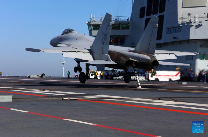 Aina tatu za ndege za kivita zakamilisha kupaa na kutua kwenye Manowari ya China ya Fujian kwa kusaidiwa na msukumo wa sumaku ya umeme