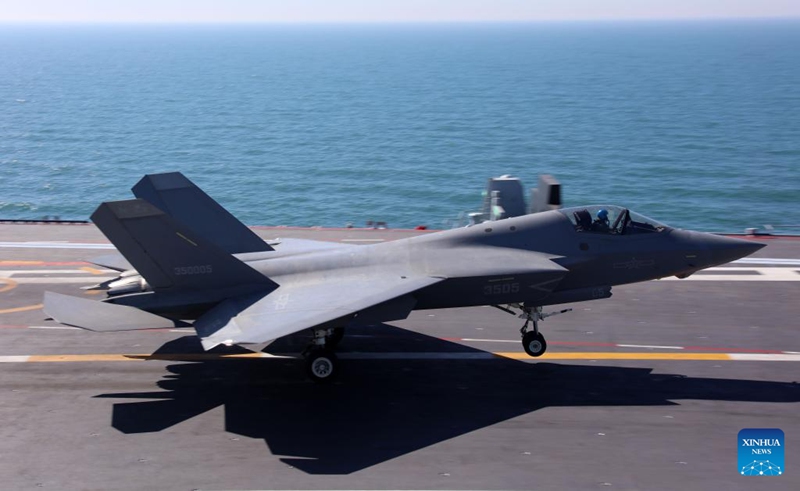 Aina tatu za ndege za kivita zakamilisha kupaa na kutua kwenye Manowari ya China ya Fujian kwa kusaidiwa na msukumo wa sumaku ya umeme