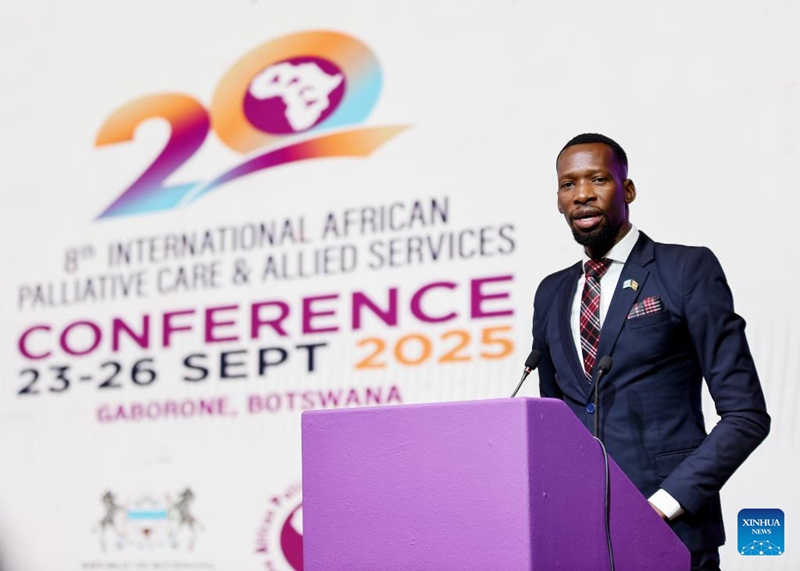 Lawrence Ookeditse, kaimu waziri wa afya wa Botswana, akizungumza kwenye Mkutano wa 5 wa Mawaziri wa Afya wa Afrika kuhusu Huduma Shufaa, uliofanyika kama sehemu ya Mkutano wa 8 wa Kimataifa wa Huduma Shufaa na Huduma Shirikishi wa Afrika, mjini Gaborone, Botswana, Septemba 23, 2025. (Picha na Tshekiso Tebalo/Xinhua)