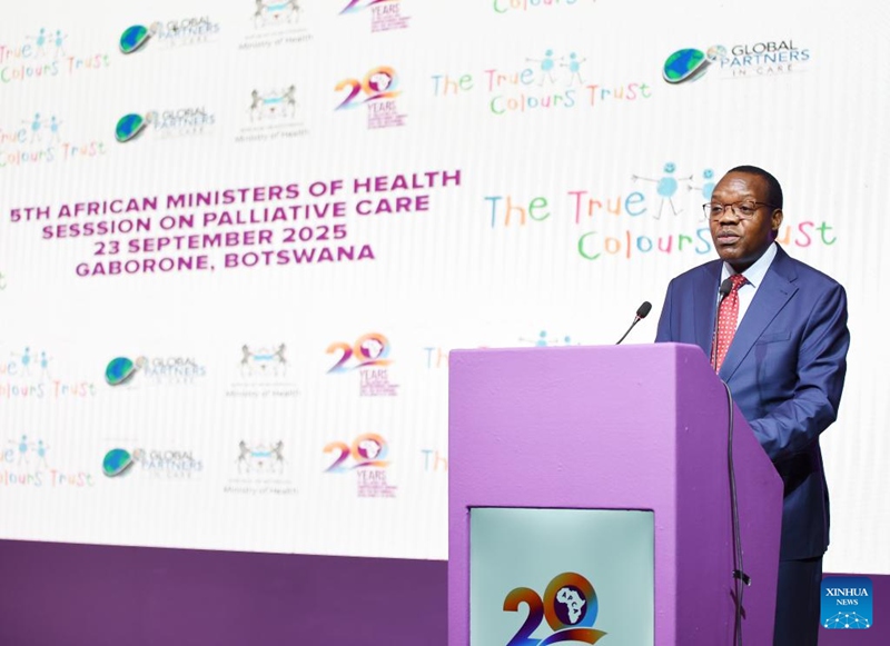 Lawrence Ookeditse, kaimu waziri wa afya wa Botswana, akizungumza kwenye Mkutano wa 5 wa Mawaziri wa Afya wa Afrika kuhusu Huduma Shufaa, uliofanyika kama sehemu ya Mkutano wa 8 wa Kimataifa wa Huduma Shufaa na Huduma Shirikishi wa Afrika, mjini Gaborone, Botswana, Septemba 23, 2025. (Picha na Tshekiso Tebalo/Xinhua)