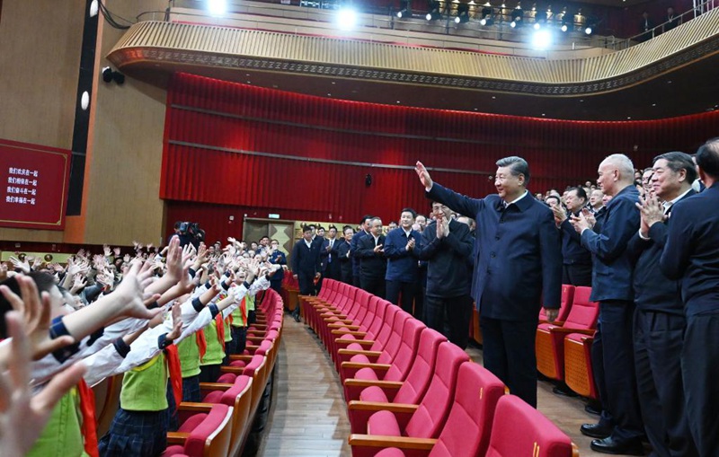 Rais Xi Jinping wa China, ambaye pia ni Katibu Mkuu wa Kamati Kuu ya Chama cha Kikomunisti cha China (CPC) na Mwenyekiti wa Kamati Kuu ya Kijeshi ya China (CMC), akipungia mkono watu wakati akihudhuria tamasha la usiku la kuadhimisha miaka 70 tangu kuanzishwa Mkoa unaojiendesha wa Kabila la Wauygur wa Xinjiang mjini Urumqi, mji mkuu wa mkoa huo, Septemba 24, 2025. (Xinhua/Xie Huanchi)