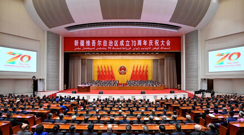 Rais wa China Xi Jinping, ambaye pia ni Katibu Mkuu wa Kamati Kuu ya Chama cha Kikomunisti cha China (CPC) na Mwenyekiti wa Kamati Kuu ya Kijeshi ya China (CMC), akihudhuria mkusanyiko mkubwa wa kuadhimisha miaka 70 tangu kuanzishwa kwa Mkoa unaojiendesha wa Kabila la Wauygur wa Xinjiang  huko Urumqi, mji mkuu wa mkoa huo kaskazini magharibi mwa China, Septemba 25, 2025. (Xinhua/Shen Hong)