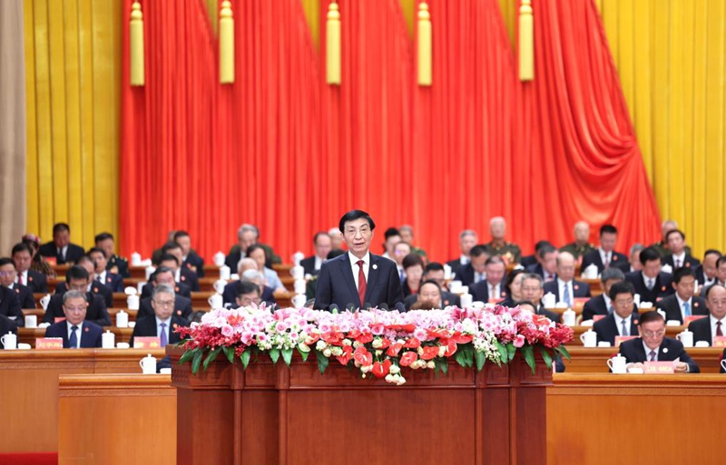 Wang Huning, mjumbe wa Kamati ya Kudumu ya Ofisi ya Siasa ya Kamati Kuu ya Chama cha Kikomunisti cha China (CPC), Mwenyekiti wa Kamati ya Kitaifa ya Baraza la Mashauriano ya Kisiasa la Watu wa China na mkuu wa ujumbe wa mamlaka kuu, akitoa hotuba kwenye mkusanyiko mkubwa wa kuadhimisha miaka 70 tangu kuanzishwa kwa Mkoa unaojiendesha wa Kabila la Wauygur wa Xinjiang  huko Urumqi, mji mkuu wa mkoa huo kaskazini magharibi mwa China, Septemba 25, 2025. (Xinhua/Yao Dawei)