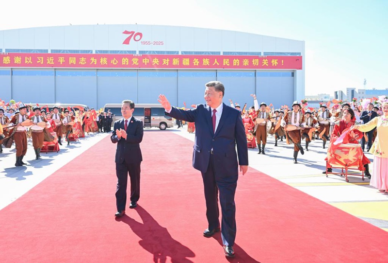 Rais wa China Xi Jinping, ambaye pia ni Katibu Mkuu wa Kamati Kuu ya Chama cha Kikomunisti cha China (CPC) na Mwenyekiti wa Kamati Kuu ya Kijeshi ya China (CMC), akipungia mkono umati wa watu waliokusanyika kumuaga kwenye Uwanja wa Ndege wa Kimataifa wa Tianshan, Urumqi   katika Mkoa unaojiendesha wa Kabila la Wauygur wa Xinjiang, kaskazini-magharibi mwa China, Septemba 25, 2025. (Xinhua/Xie Huanchi)