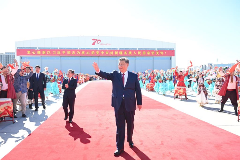 Rais wa China Xi Jinping, ambaye pia ni Katibu Mkuu wa Kamati Kuu ya Chama cha Kikomunisti cha China (CPC) na Mwenyekiti wa Kamati Kuu ya Kijeshi ya China (CMC), akipungia mkono umati wa watu waliokusanyika kumuaga kwenye Uwanja wa Ndege wa Kimataifa wa Tianshan, Urumqi  katika Mkoa unaojiendesha wa Kabila la Wauygur wa Xinjiang, kaskazini-magharibi mwa China, Septemba 25, 2025. (Xinhua/Xie Huanchi)