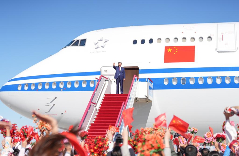 Rais wa China Xi Jinping, ambaye pia ni Katibu Mkuu wa Kamati Kuu ya Chama cha Kikomunisti cha China (CPC) na Mwenyekiti wa Kamati Kuu ya Kijeshi ya China (CMC), akipungia mkono umati wa watu waliokusanyika kumuaga kwenye Uwanja wa Ndege wa Kimataifa wa Tianshan, Urumqi  katika Mkoa unaojiendesha wa Kabila la Wauygur wa Xinjiang, kaskazini-magharibi mwa China, Septemba 25, 2025. (Xinhua/Li Yan)