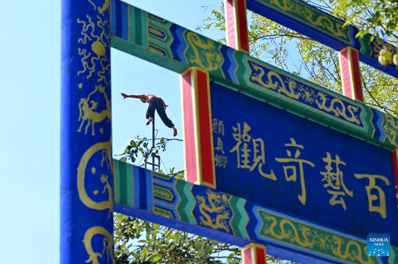 Wanasarakasi wafanya maonyesho katika Eneo la Ulimwengu wa Sarakasi la Wuqiao mjini Cangzhou, China