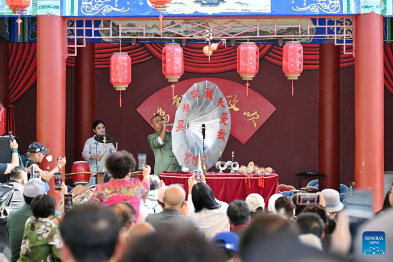 Wanasarakasi wafanya maonyesho katika Eneo la Ulimwengu wa Sarakasi la Wuqiao mjini Cangzhou, China