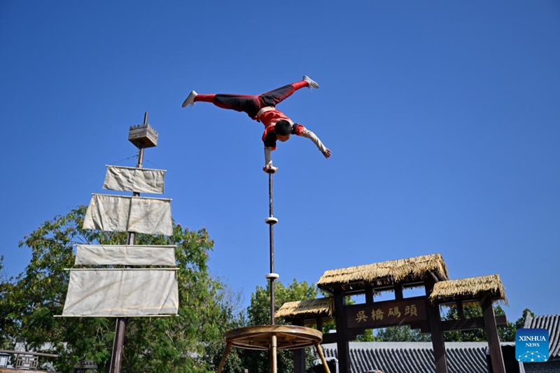 Wanasarakasi wafanya maonyesho katika Eneo la Ulimwengu wa Sarakasi la Wuqiao mjini Cangzhou, China