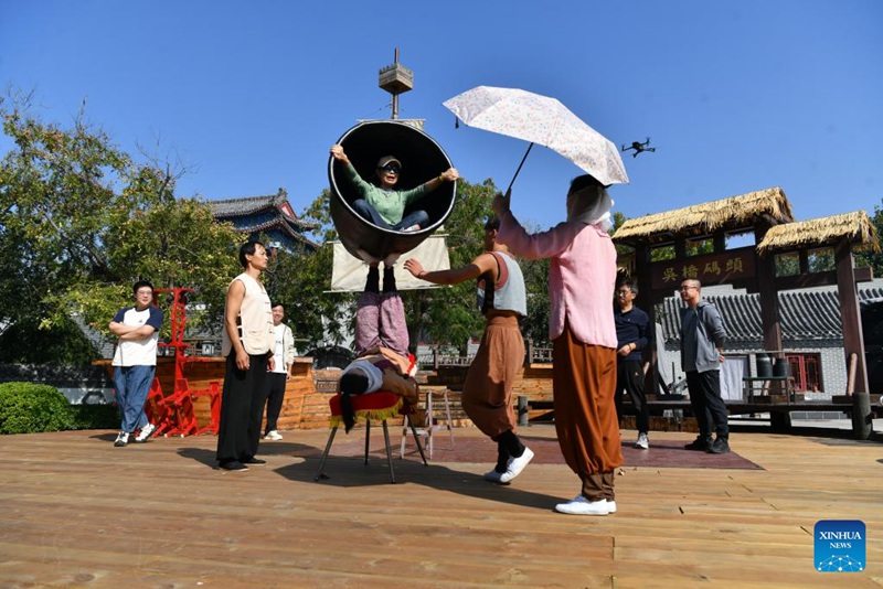 Wanasarakasi wafanya maonyesho katika Eneo la Ulimwengu wa Sarakasi la Wuqiao mjini Cangzhou, China