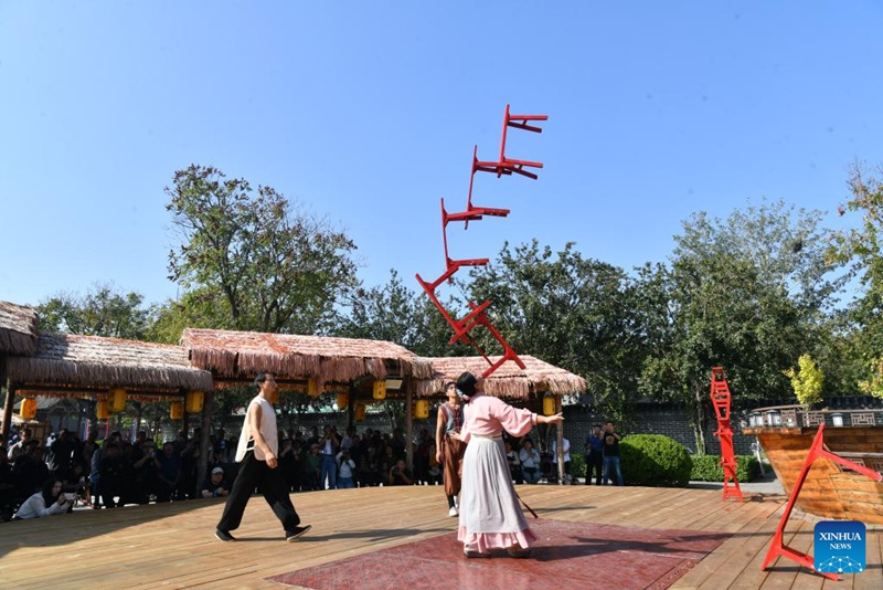 Wanasarakasi wafanya maonyesho katika Eneo la Ulimwengu wa Sarakasi la Wuqiao mjini Cangzhou, China