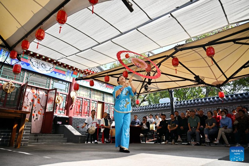 Wanasarakasi wafanya maonyesho katika Eneo la Ulimwengu wa Sarakasi la Wuqiao mjini Cangzhou, China