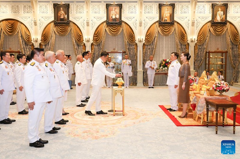 Waziri Mkuu wa Thailand Anutin Charnvirakul na mawaziri wapya wa baraza la mawaziri wakila kiapo mbele ya Mfalme Maha Vajiralongkorn kwenye Kasri la Dusit mjini Bangkok, Thailand, Septemba 24, 2025. (Ofisi ya Nyumba ya Kifalme/kupitia Xinhua)