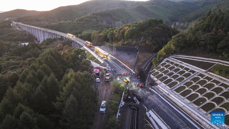 Picha iliyopigwa kwa droni Septemba 26, 2025 ikionyesha wafanyakazi wakifanya shughuli za kujaza zege kwenye sehemu mpya iliyoboreshwa ya reli inayounganisha Suifenhe na mpaka wa China na Russia, katika Mkoa wa Heilongjiang, kaskazini mashariki mwa China. (Picha na Qu Yiwei/Xinhua)