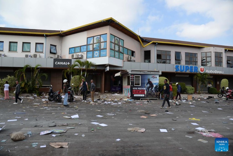 Sehemu za mbele za maduka yaliyoharibiwa zikionekana kwenye picha mjini Antananarivo, mji mkuu wa Madagascar, Septemba 26, 2025. (Picha na Sitraka Rajaonarison/Xinhua)