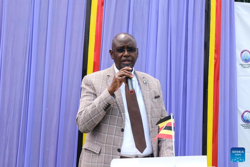 Bright Rwamirama, Waziri wa Uganda anayeshughulikia sekta ya wanyama, akizungumza kwenye hafla ya kukabidhi mbuzi tisa wa Jianzhou wenye masikio makubwa kutoka China kwenda Uganda katika Kituo cha Taifa cha Rasilimali za Jeni za Wanyama na Benki ya Data, mjini Entebbe, Uganda, Septemba 25, 2025. (Picha na Hajarah Nalwadda/Xinhua)